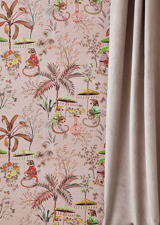 Descubre la encantadora combinación de monos con sombrillas y palmeras en el estampado Xian, creado con la más alta precisión en estampación textil de Castilla Textil.